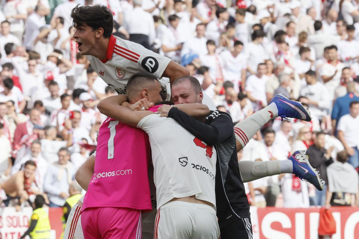 SEVILLA, 09/05/2026.- Los jugadores del Sevilla celebran la victoria del equipo sevillista al final del partido de LaLiga entre el Sevilla y el Espanyol, este sábado en el estadio Sánchez Pizjuán de Sevilla. EFE/José Manuel Vidal