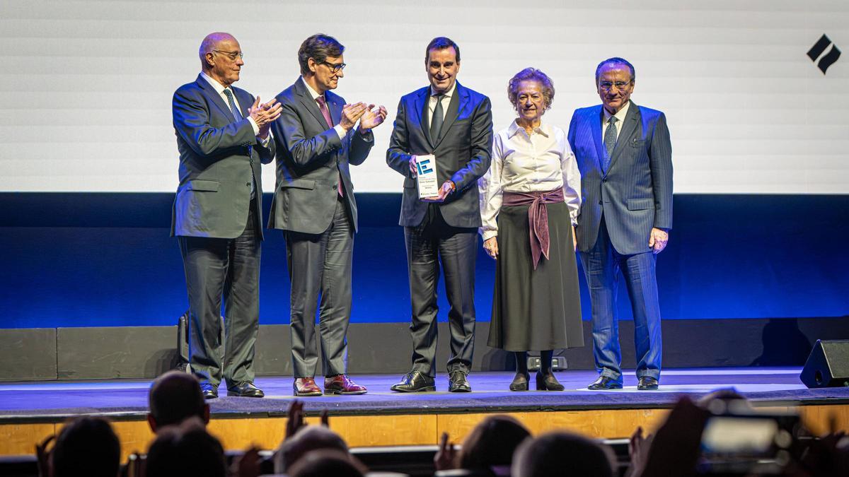 Toni Ruiz, consejero delegado de Mango, recibe el premio de manos de Josep Oliu, Salvador Illa, Arantza Sarasola y Javier Moll