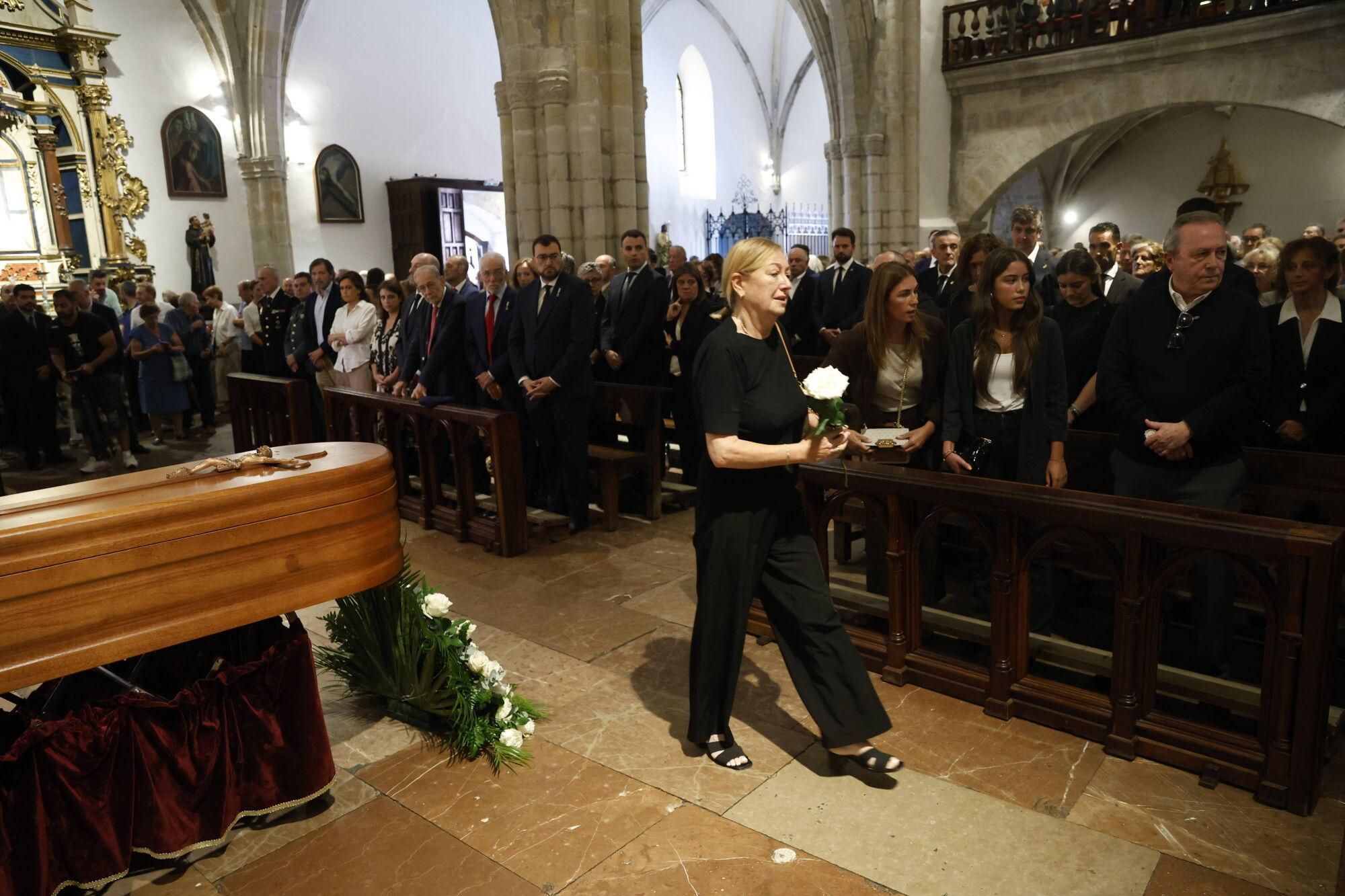 Las imágenes del funeral de Antonio Trevín en la basílica de Llanes.