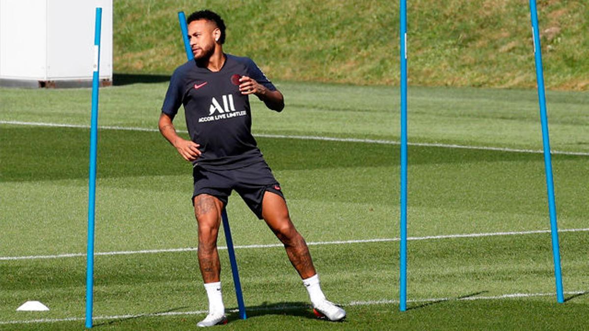 Neymar sigue entrenando con el PSG a la espera de que se resuelva su futuro