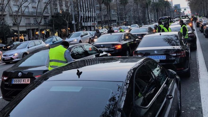 Autoescoles de taxis de Barcelona fan descomptes a conductors de VTC