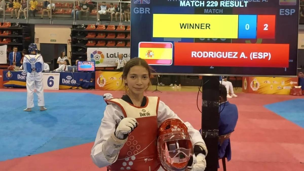 Adriana Rodríguez posa sobre el tatami en La Nucía tras proclamarse campeona del Campeonato Internacional de España