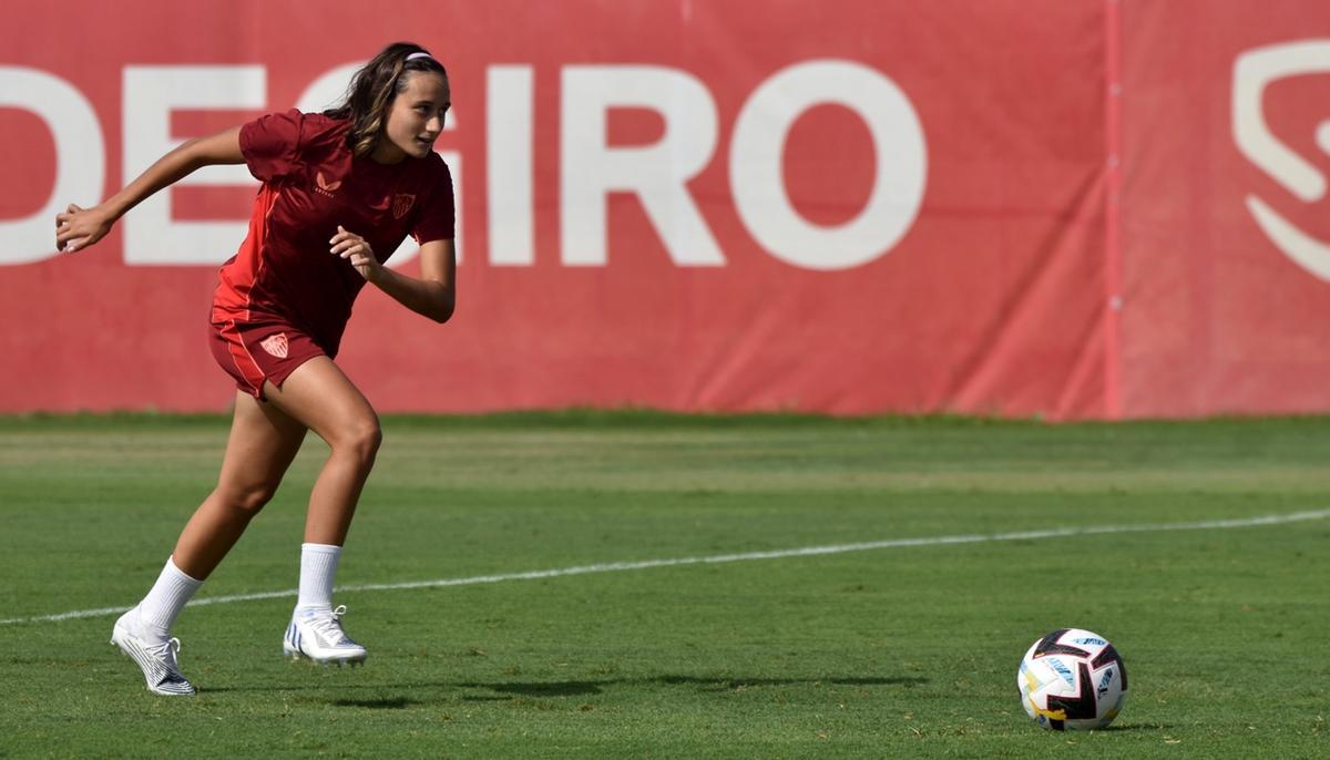 Alba Cerrato, con la camiseta del Sevilla FC.