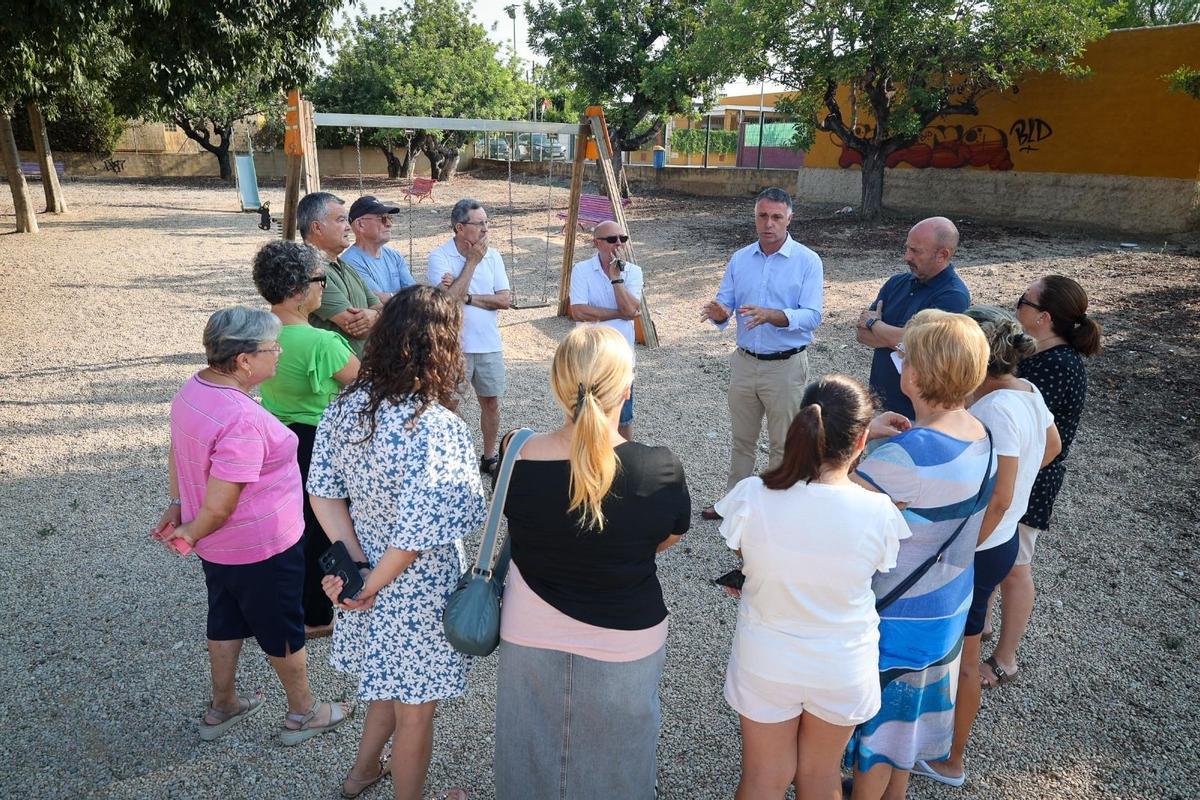 Gozalvo explicando el proyecto a los vecinos.