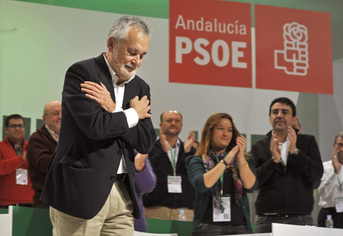 GRA198. GRANADA, 23/11/2013.- El secretario general saliente del PSOE-A, José Antonio Griñán, se despide durante el congreso extraordinario del PSOE-A, que elegirá como nueva secretaria general a Susana Díaz. EFE/MIGUEL ANGEL MOLINA