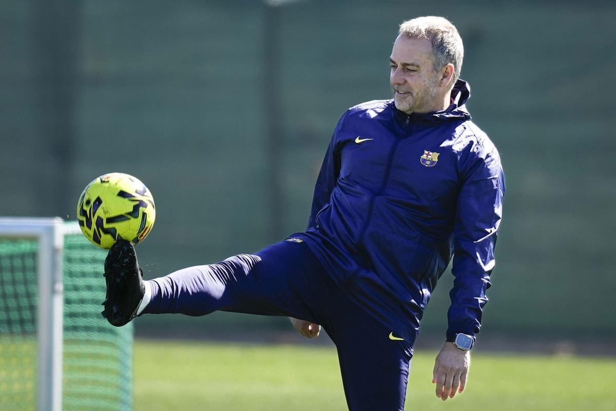 Hansi Flick se entretiene con el balón en los compases iniciales del entrenamiento previo al Atlético-Barça de Liga.