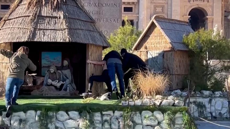Una activista de Femen intenta robar el niño Jesús del belén del Vaticano