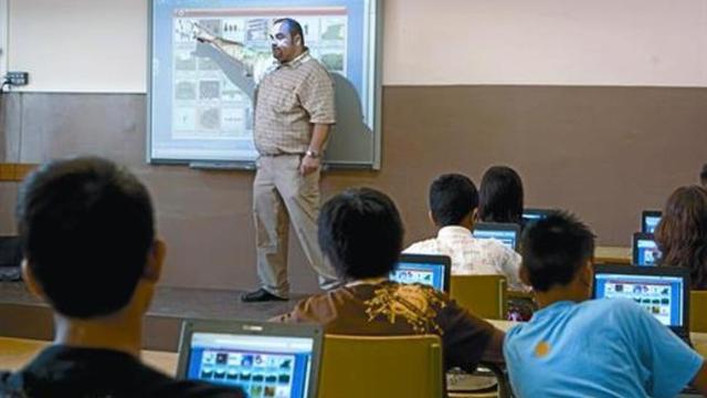 Un grupo de alumnos trabaja con 'netbooks' en el instituto barcelonés Milà i Fontanals durante el último curso.