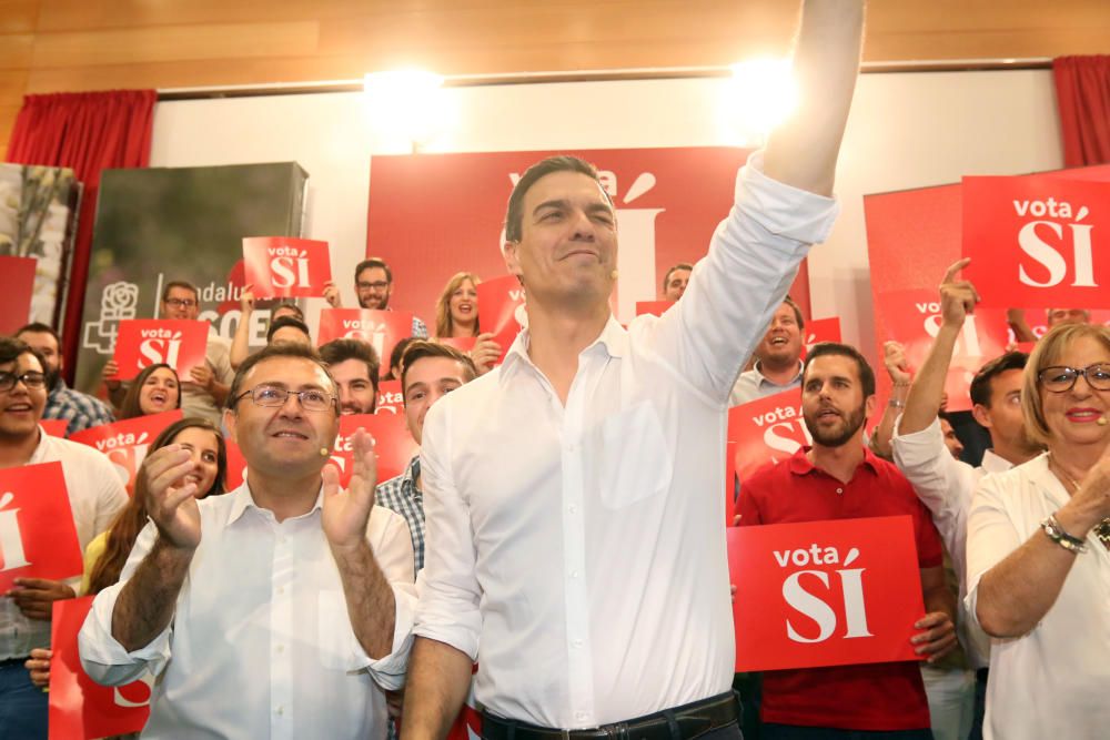 Pedro Sánchez concluye su jornada de campaña en Málaga con un mitin en la Facultad de Derecho de la universidad malagueña.