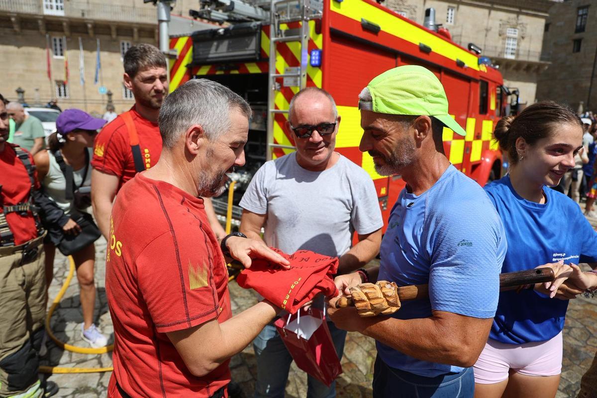 Jaime Domínguez recibiendo un obsequio de los Bomberos de Santiago ante Xan Duro.