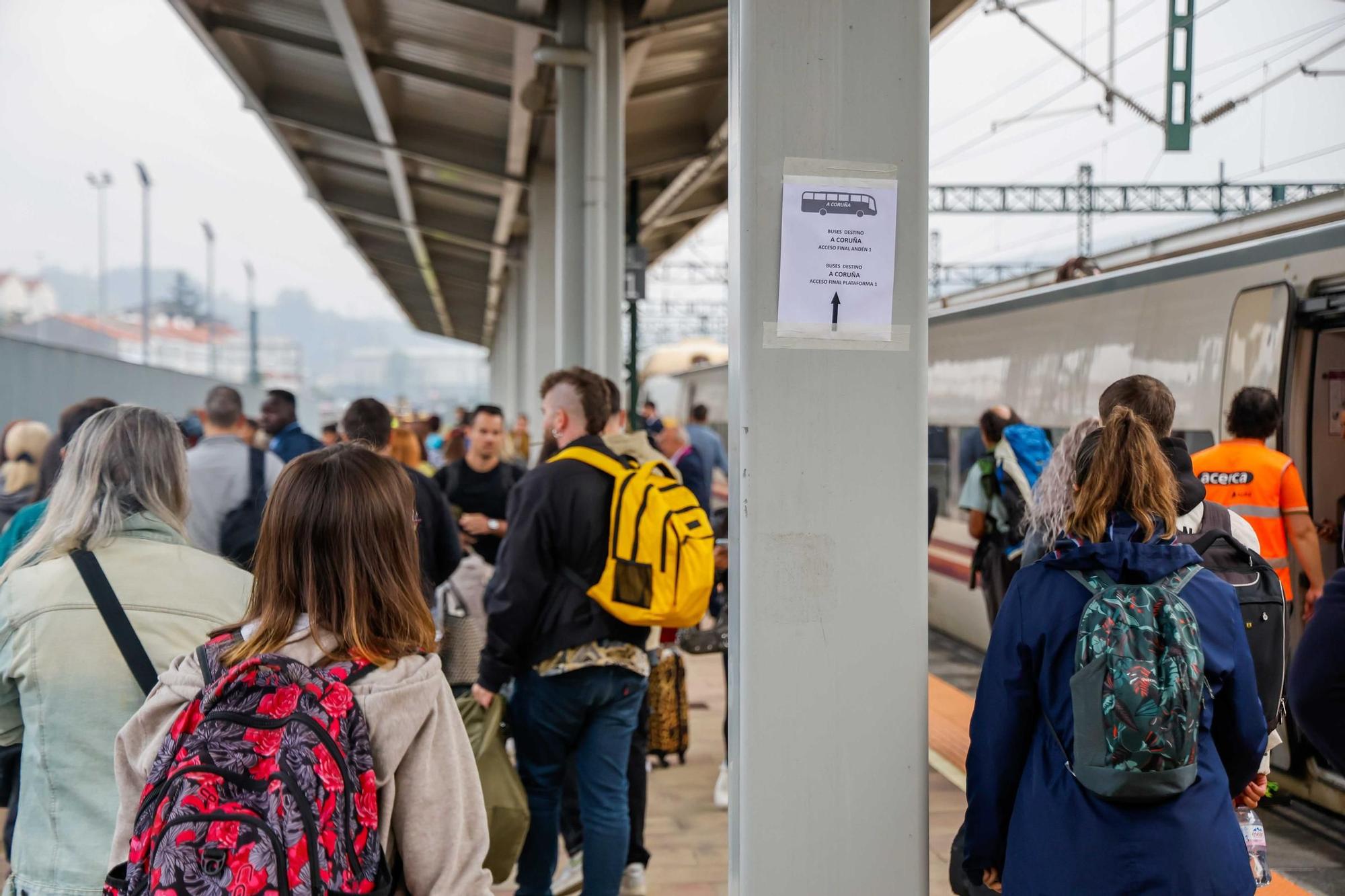 Renfe lo consigue: trasbordo ordenado del tren al bus y sin protestas en Santiago