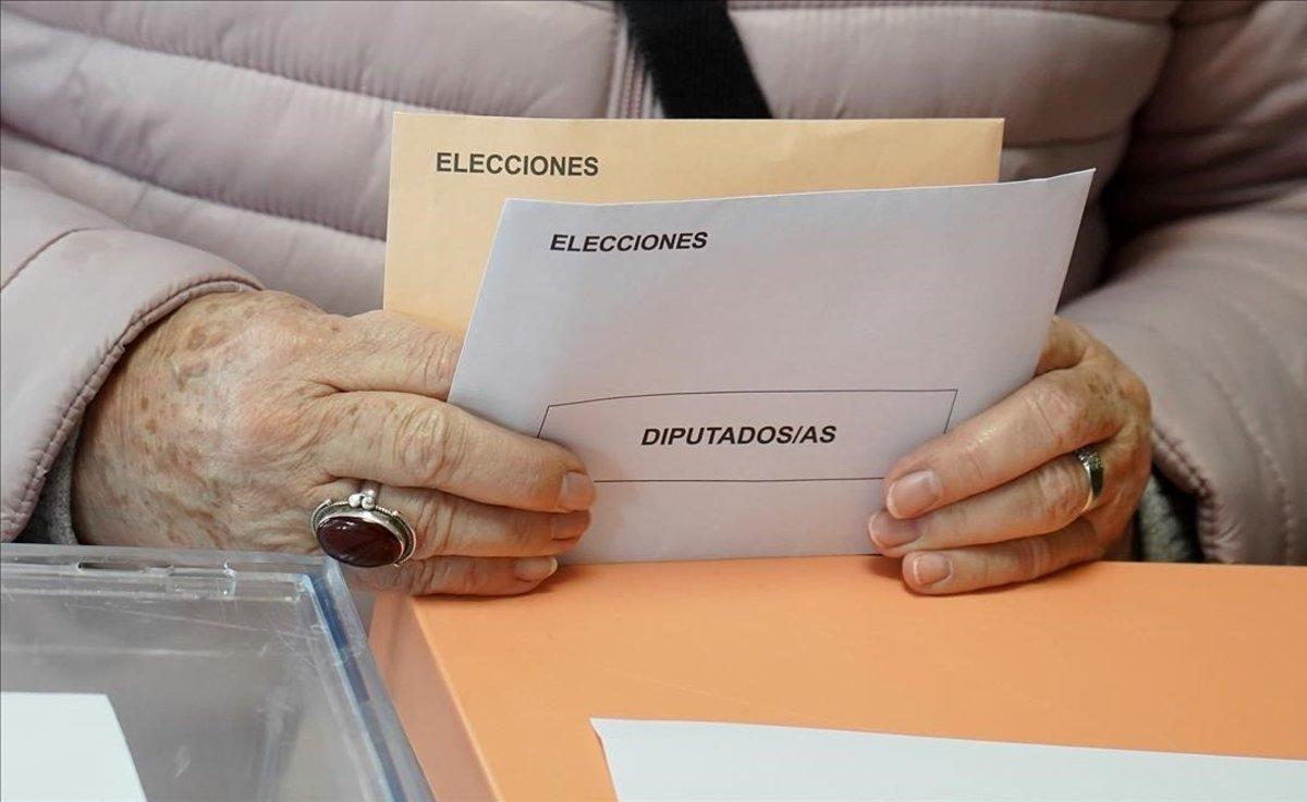 Una mujer se dispone a votar, en Madrid.