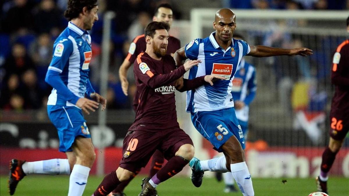 Naldo intenta frenar a Messi