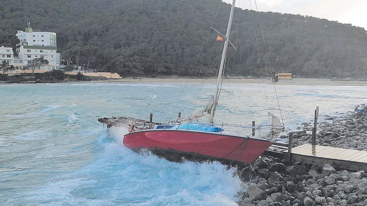 Un velero que estaba fondeado en Cala Llonga fue arrancado de su amarre y acabó estrellado contra el embarcadero.