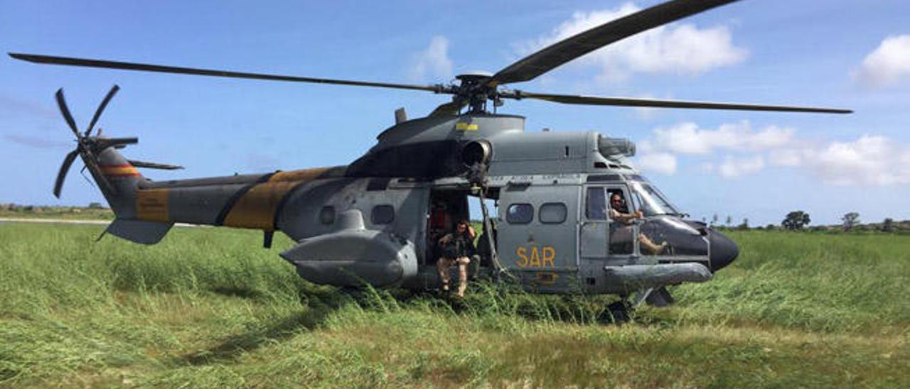 Imagen del helicóptero Super Puma siniestrado el pasado jueves. La foto está tomada en sus maniobras en Senegal hace unas semanas.