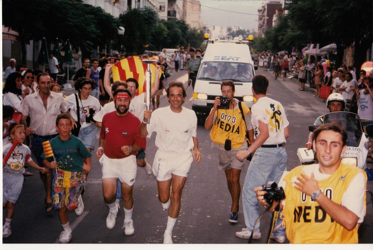 El cantante Joan Manuel Serrat portando la antorcha olímpica de los Juegos de Barcelona 92