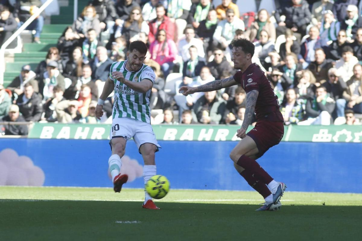 Jacobo González ensaya un disparo durante el Córdoba CF-Leganés.