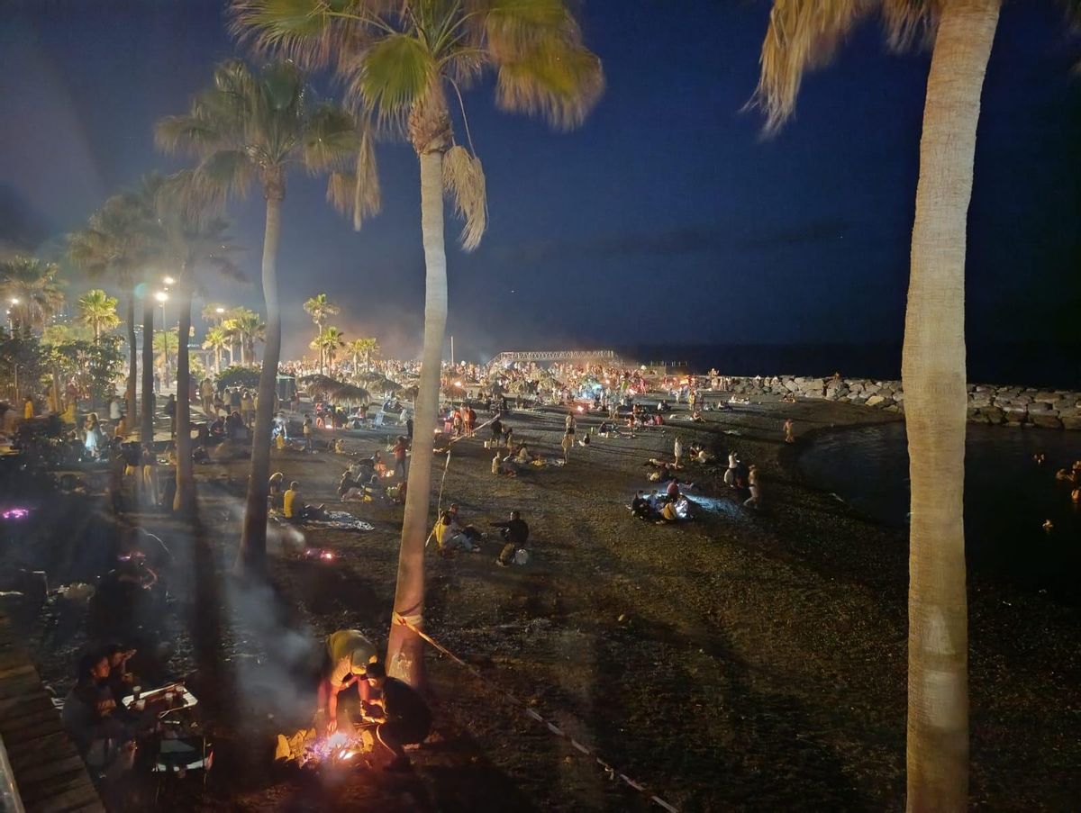 Ambiente que presentaba la playa de Punta Larga en la víspera de San Juan.