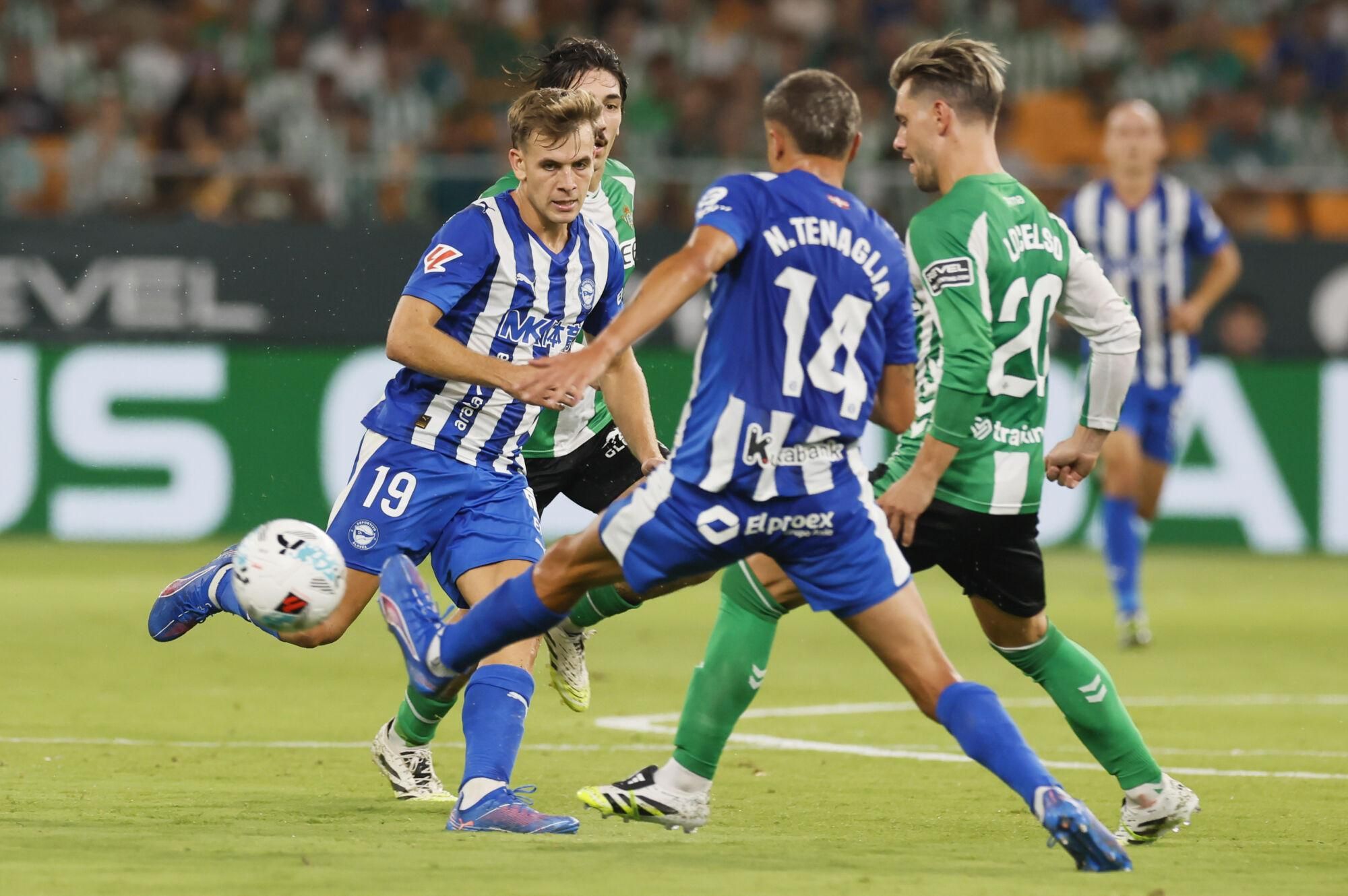 SEVILLA, 22/08/2025.- El centrocampista del Alavés Pablo Ibañez (i) durante el partido de LaLiga EA Sports entre el Real Betis y el Alavés, este viernes en el estadio de la Cartuja. EFE/ José Manuel Vidal