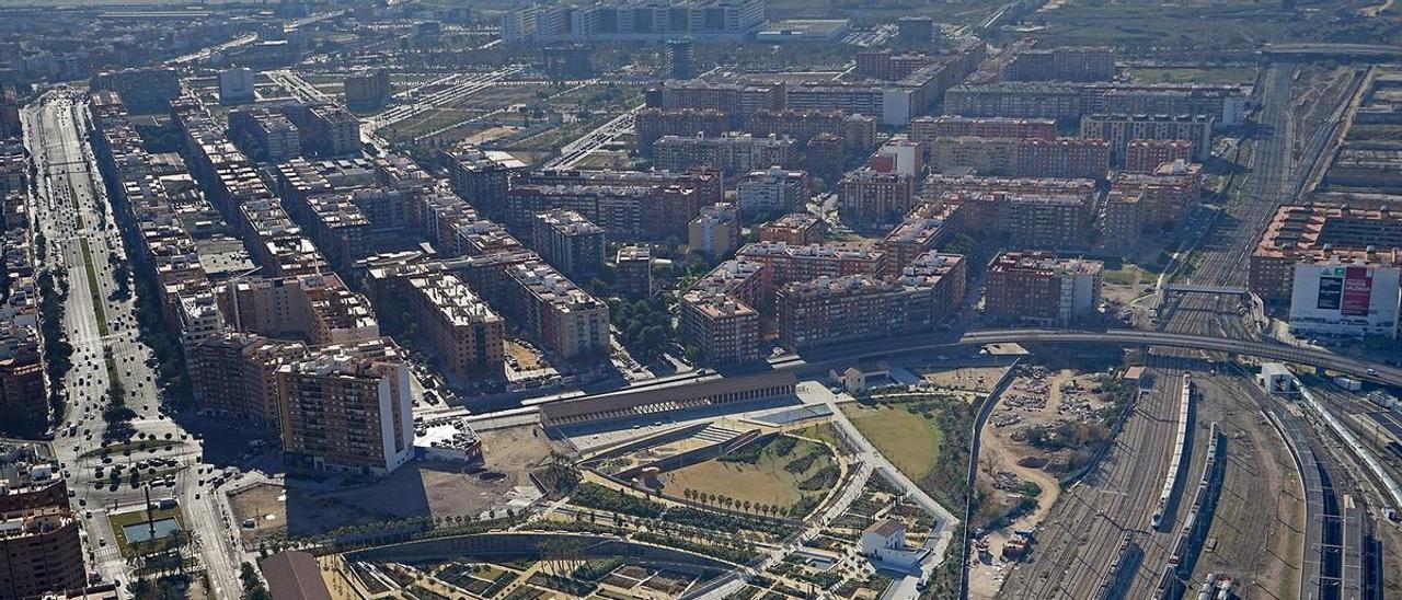 Playa de vías junto al jardín del Parque Central (derecha), la estación Joaquín Sorolla (derecha) y el canal de acceso (arriba a la derecha).