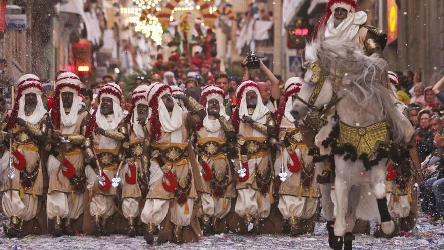 Las Fiesta de Moros y Cristianos se desarrollan en tres días y sólo hay dos festivos locales.