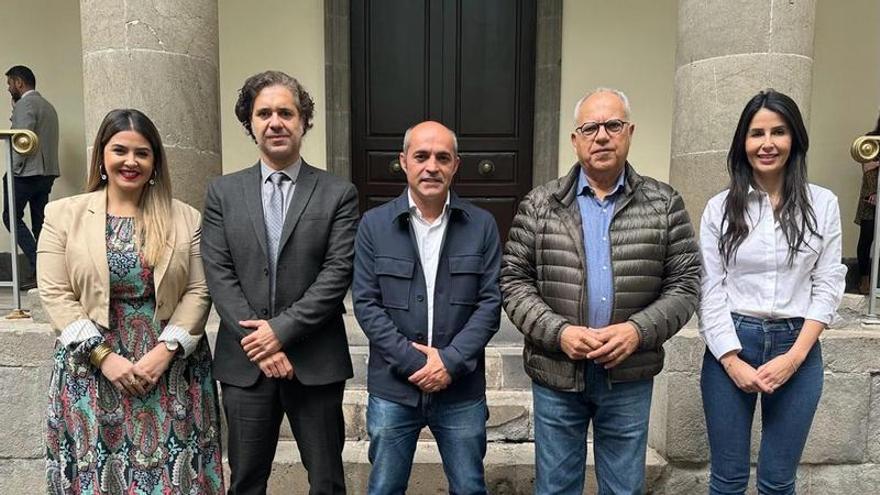 Participantes en el acuerdo de colaboración posan en el Parlamento de Canarias.