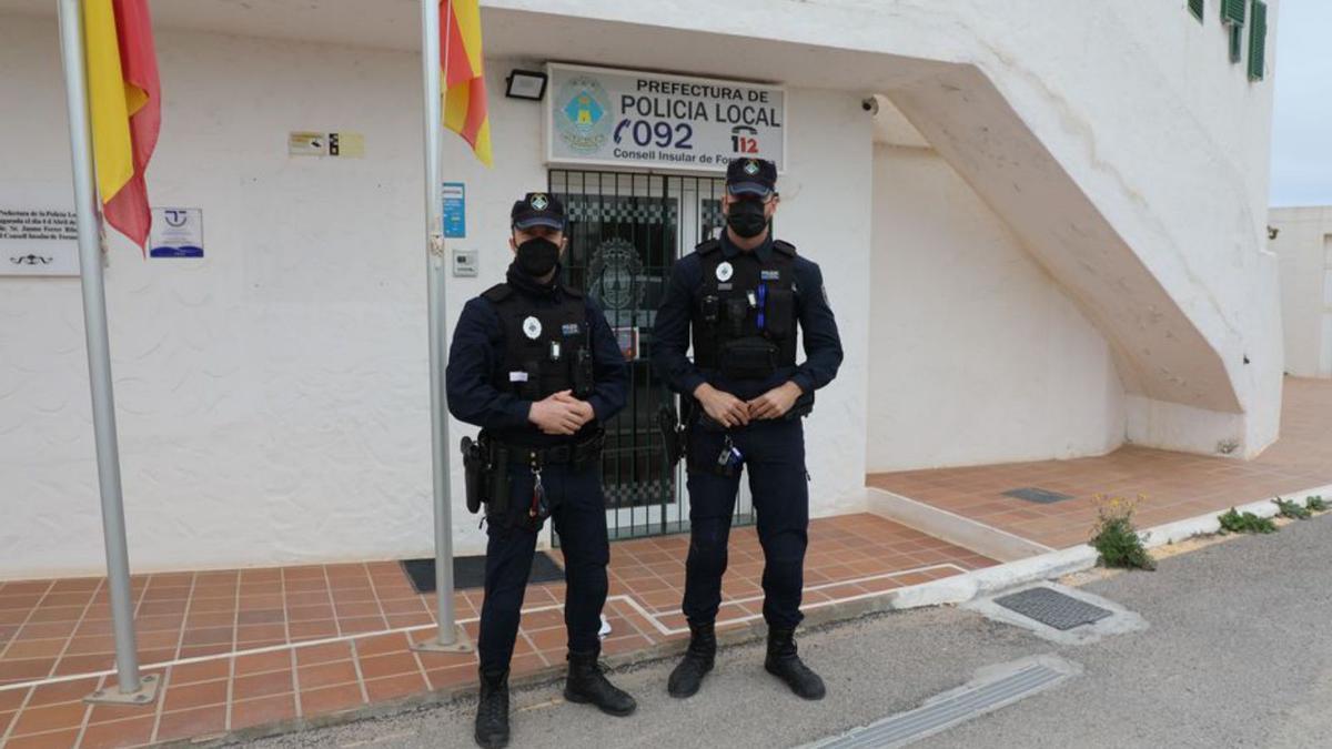 La pareja de la Policía Local de guardia. | C.C.