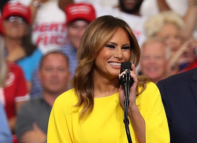 Melania Trump, con el mono amarillo de Ralph Lauren