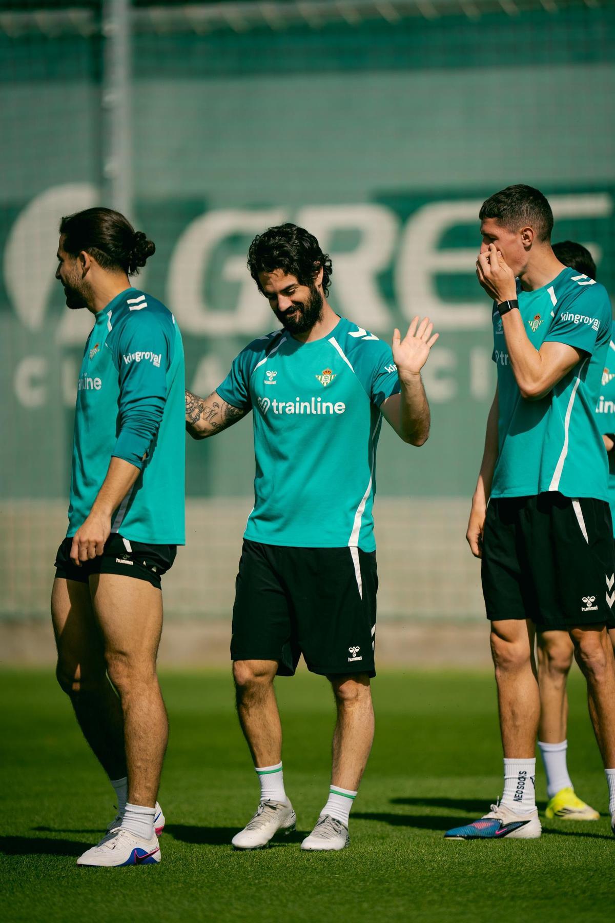 Isco, sonriente durante su vuelta a los entrenos con el equipo.