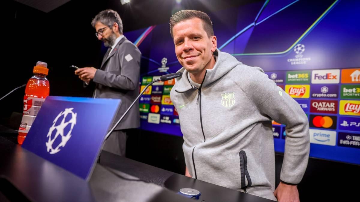 Szczesny sonríe a cámara en la sala de prensa de Dortmund