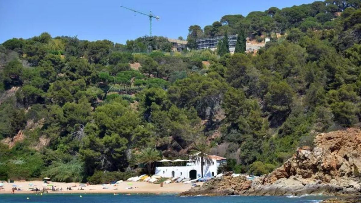 En una imatge d'arxiu, la platja de Canyelles, sota la finca de Can Juncadella a Lloret de Mar