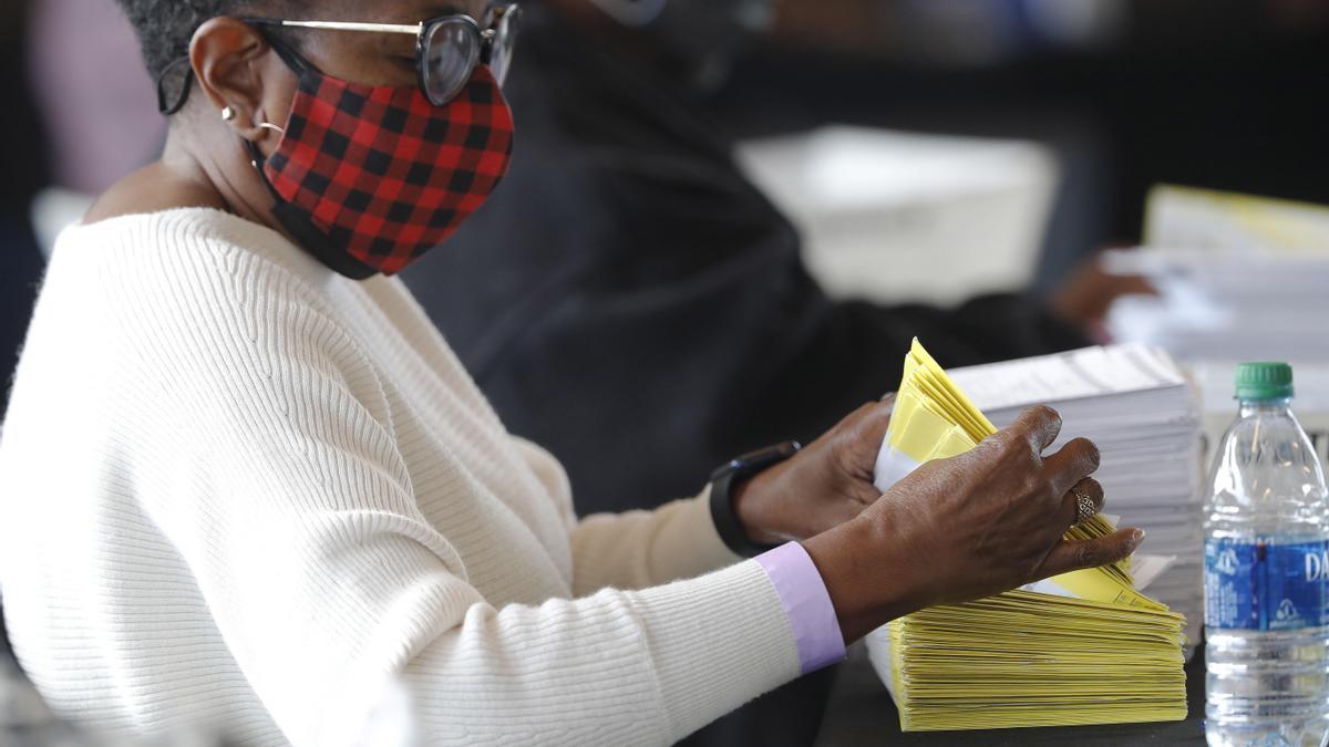Una trabajadora cuenta votos en Georgia.