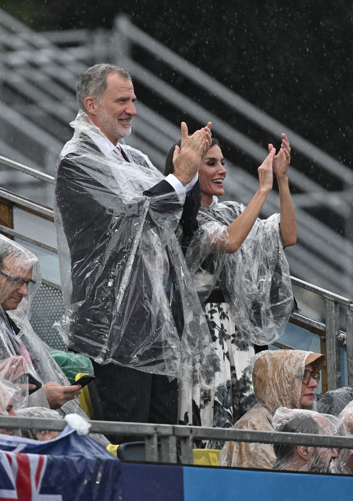 El rey Felipe y la reina Letizia bajo la lluvia en París