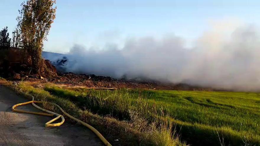 Sigue activo el incendio de una fábrica de maderas de hace una semana en Sollana