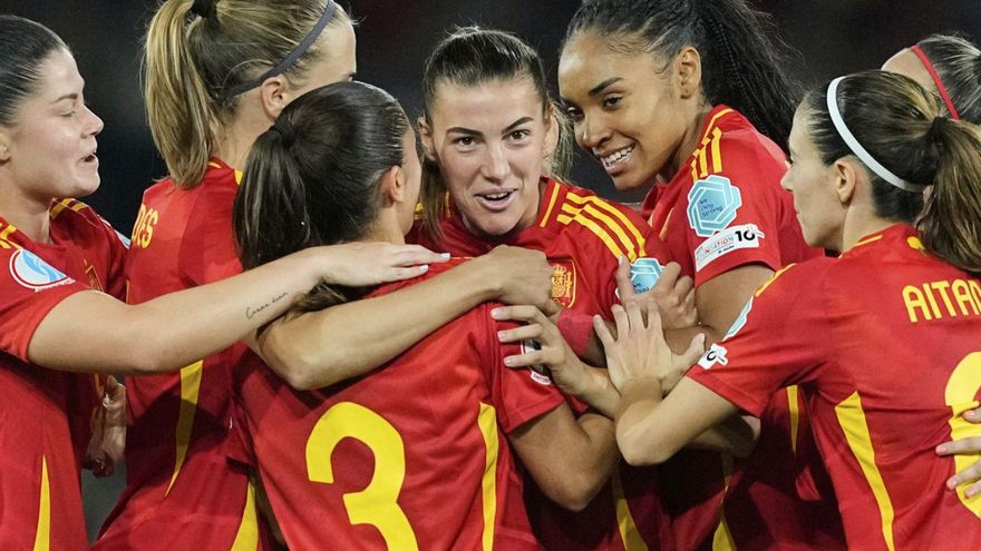 Les futbolistes de la selecció espanyola celebren amb Patri Guijarro el seu gol contra Itàlia, ahir a Berna. | MARTIN MEISSNER / AP
