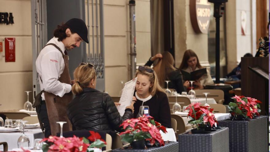 Turismo y comercio apuntalan la mejora de la contratación estable en el empleo de Málaga