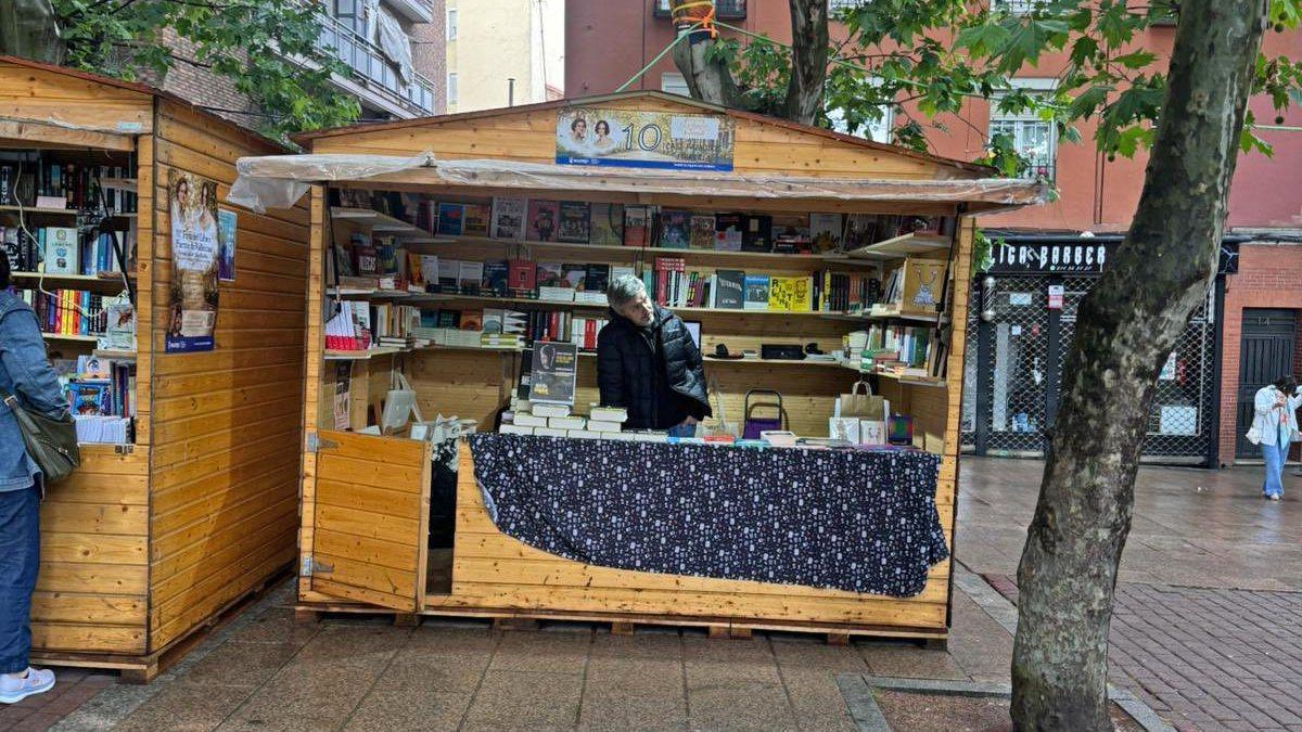 JUAN GÓMEZ-JURADO ESCRITOR | Juan Gómez-Jurado, escritor con familia en Santiago, hace viral su post de la Feria del Libro en Vallecas: «A veces vendrá gente. Y otras lloverá»
