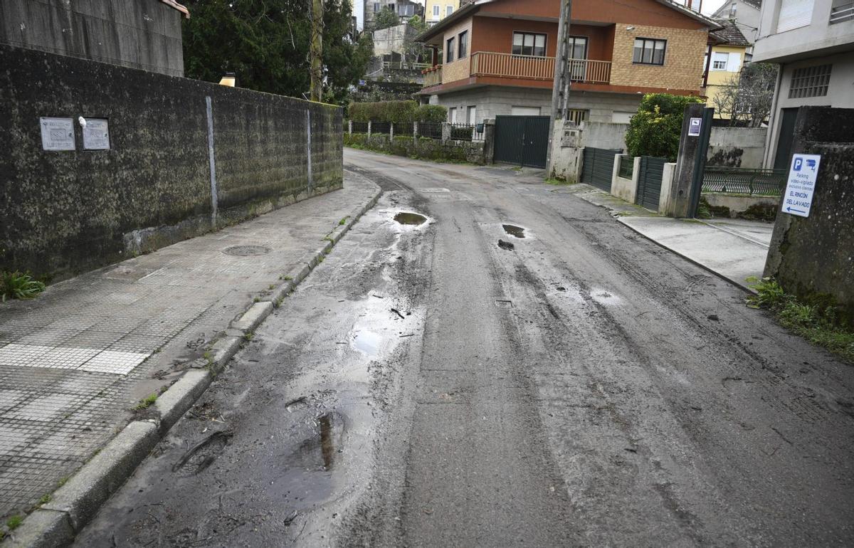 La Rúa do Santo, en Lourizán, registra inundaciones prácticamente a diario.