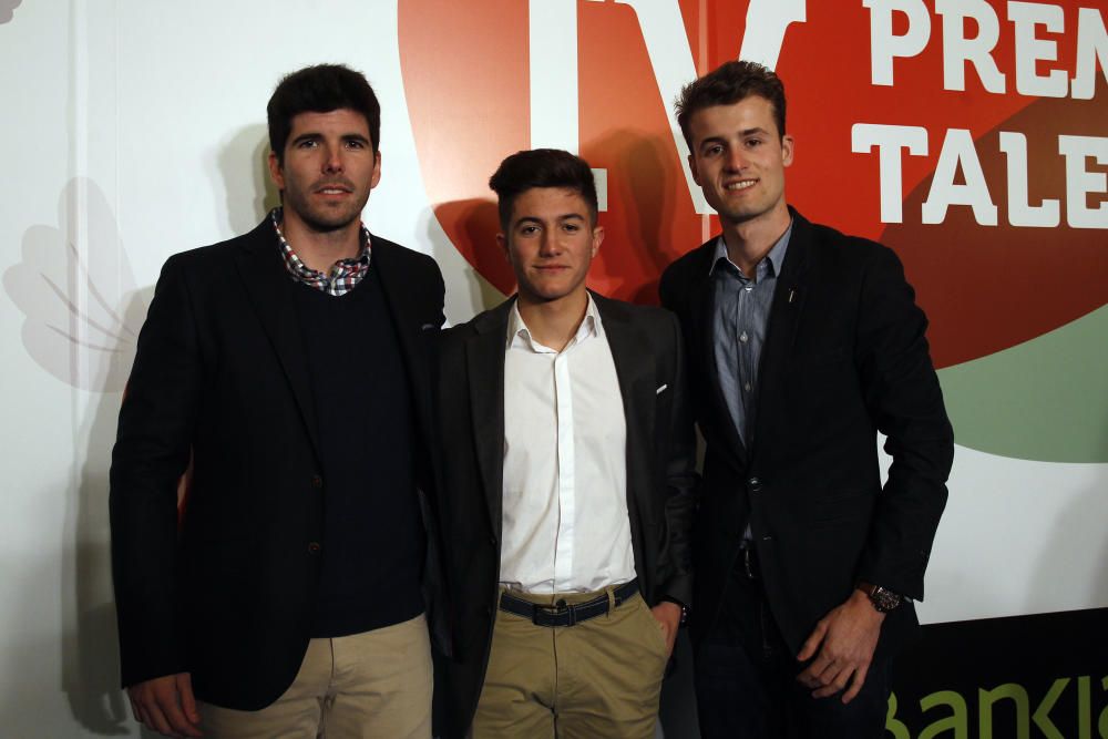 El finalista en Deporte, Héctor Garzó (centro), posa junto a sus amigos.