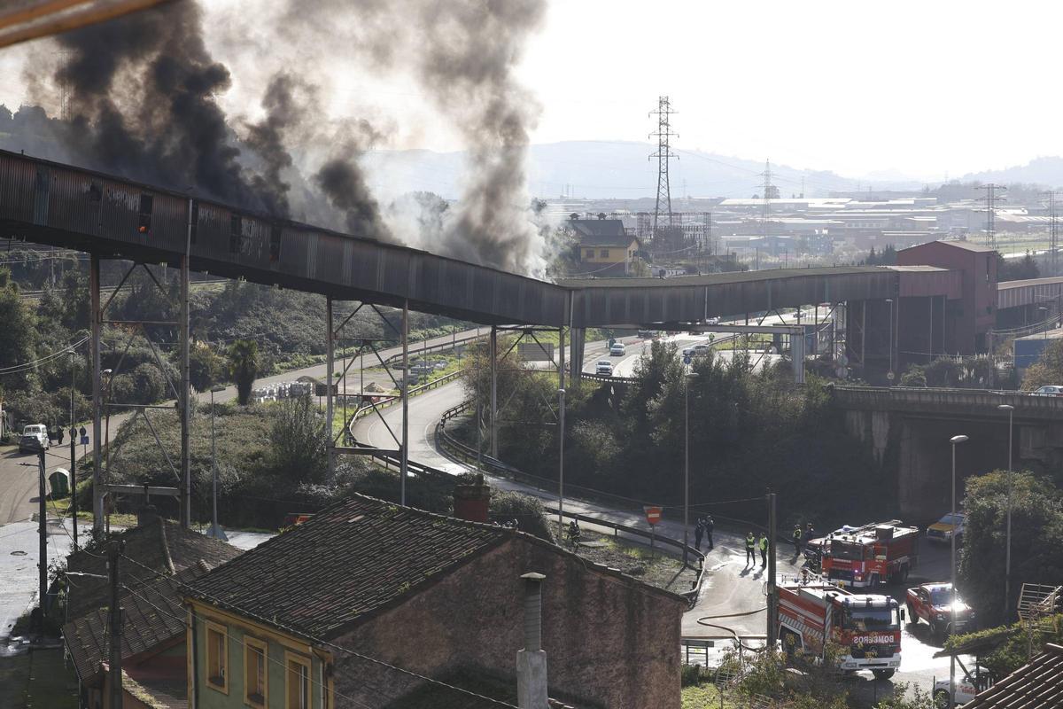 El despliegue policial en Gijón por un incendio en una de las cintas de carbón de Veriña, en imágenes