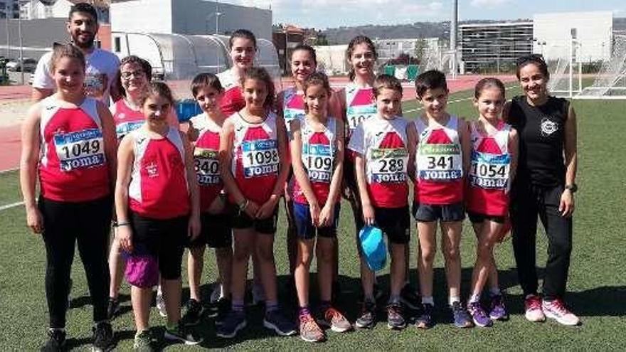 Integrantes de la Escola de Atletismo Deza.