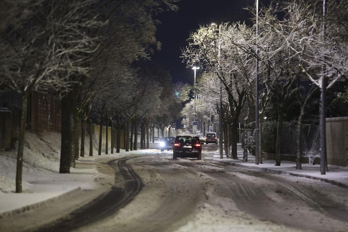 SALAMANCA, 28/01/2026.- Una fuerte nevada ha cubierto este miércoles de madrugada Salamanca con varios centímetros de nieve en la capital y ha obligado a parar el tráfico pesado en buena parte de la provincia. EFE/ JM García