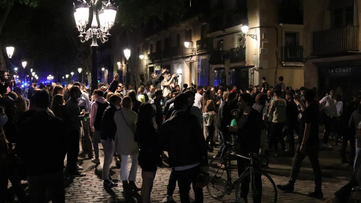 Pla obert del passeig del Born ple de gent bevent al carrer sense mascareta ni respectant les distàncies de seguretat el 15 de maig del 2021 (Horitzontal)