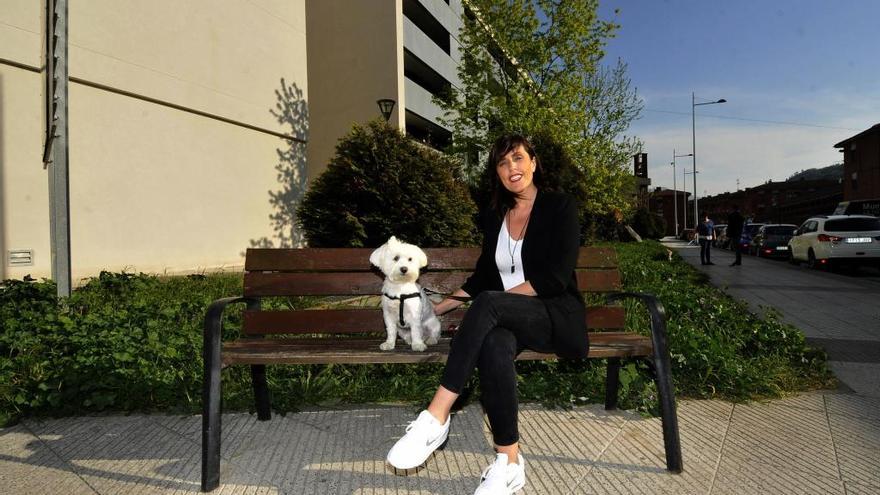 Liliana Castro, en Mieres, con su perro &quot;Black&quot;.