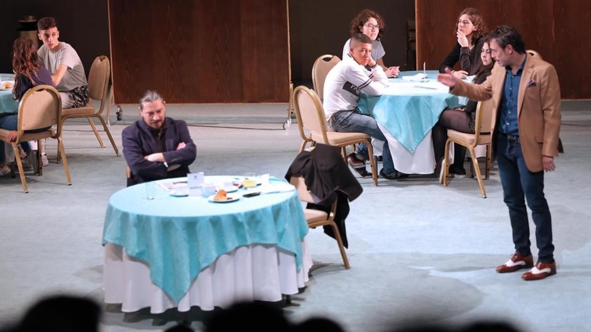 Los actores Manel Sans y Julio Manrique, con algunos estudiantes de figurantes, en una función escolar de 'Don Joan'.