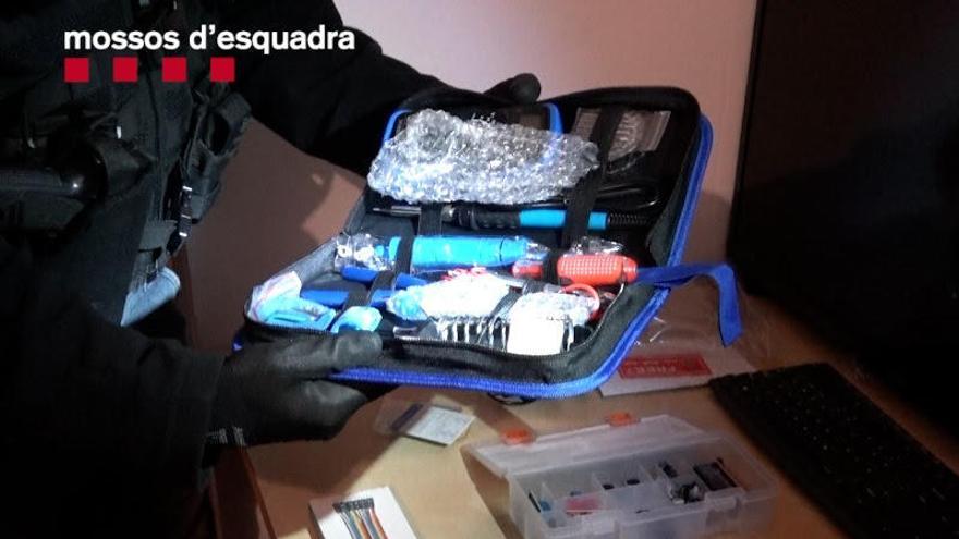 Material elèctric trobat pels Mossos