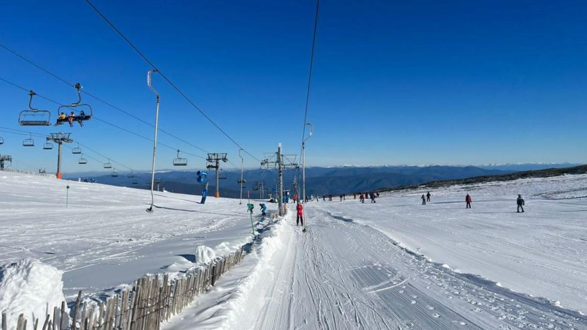 Esquiadores en Manzaneda, este domingo.  | FDV