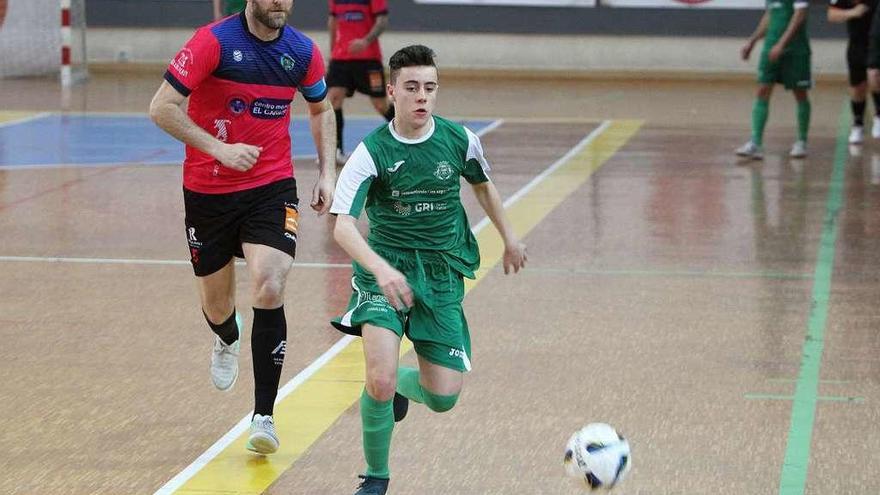 Tizón, autor de dos goles del Sala Ourense, persigue a un jugador del equipo carballinés. // Iñaki Osorio