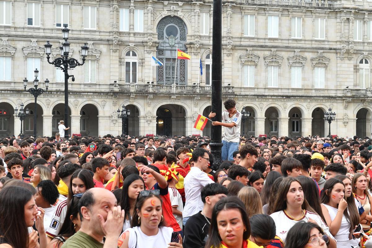 Los coruñeses volvieron a la plaza de María Pita para disfrutar del partido ante Francia emitido en pantalla gigante.