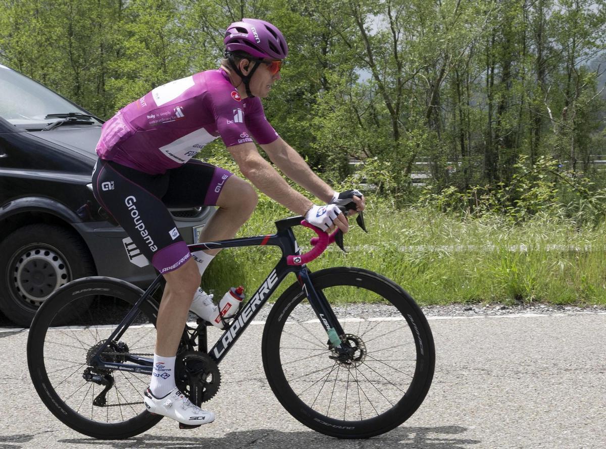 Potenza (Italy), 13/05/2022.- French rider Arnaud Demare of the Groupama-FDJ team wears the points classification leader’s cyclamen jersey during the 7th stage of the 105th Giro d’Italia cycling tour over 196km from Diamante to Potenza, Italy, 13 May 2022. (Ciclismo, Italia) EFE/EPA/MAURIZIO BRAMBATTI